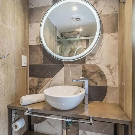 Well Located 12 With Kitchen And Backyard شقة