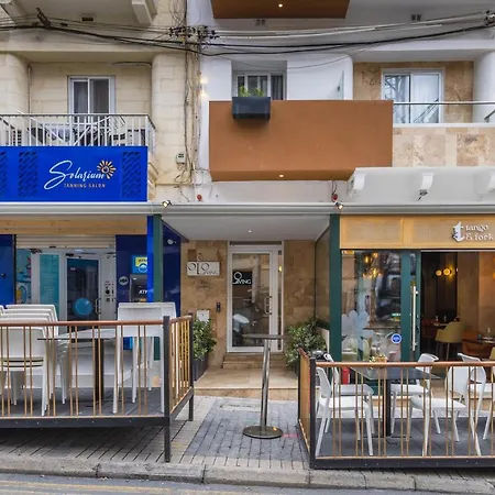 Well Located 12 With Kitchen And Backyard *