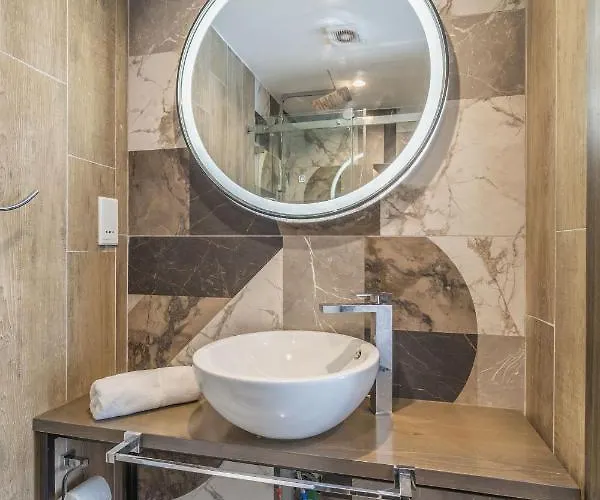 Well Located 12 With Kitchen And Backyard Appartamento