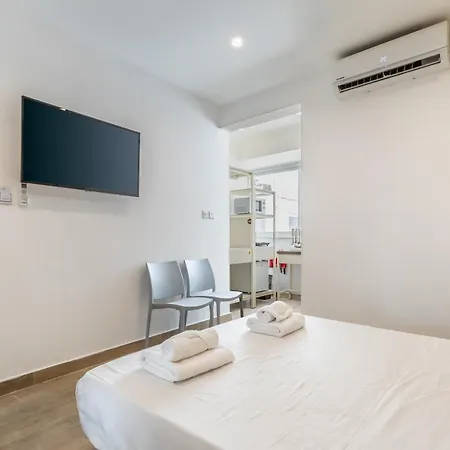 Well Located 12 With Kitchen And Backyard * San Ġiljan