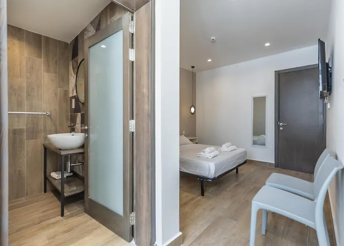 Well Located 12 With Kitchen And Backyard * Сент Джулианс